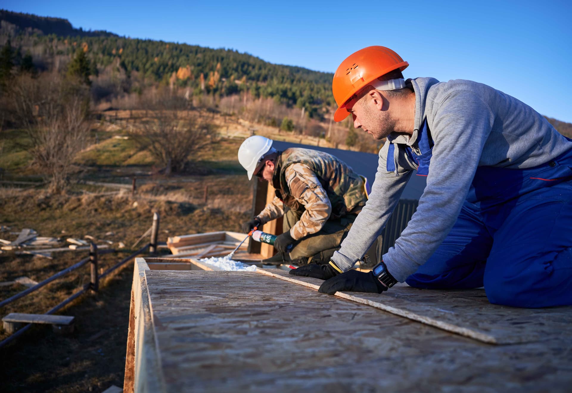 male-builder-doing-thermal-insulation-on-roof,jpg